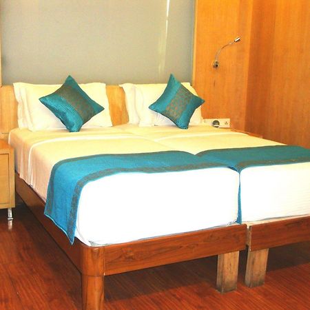 Hotel Emarald, Nowe Delhi Zewnętrze zdjęcie