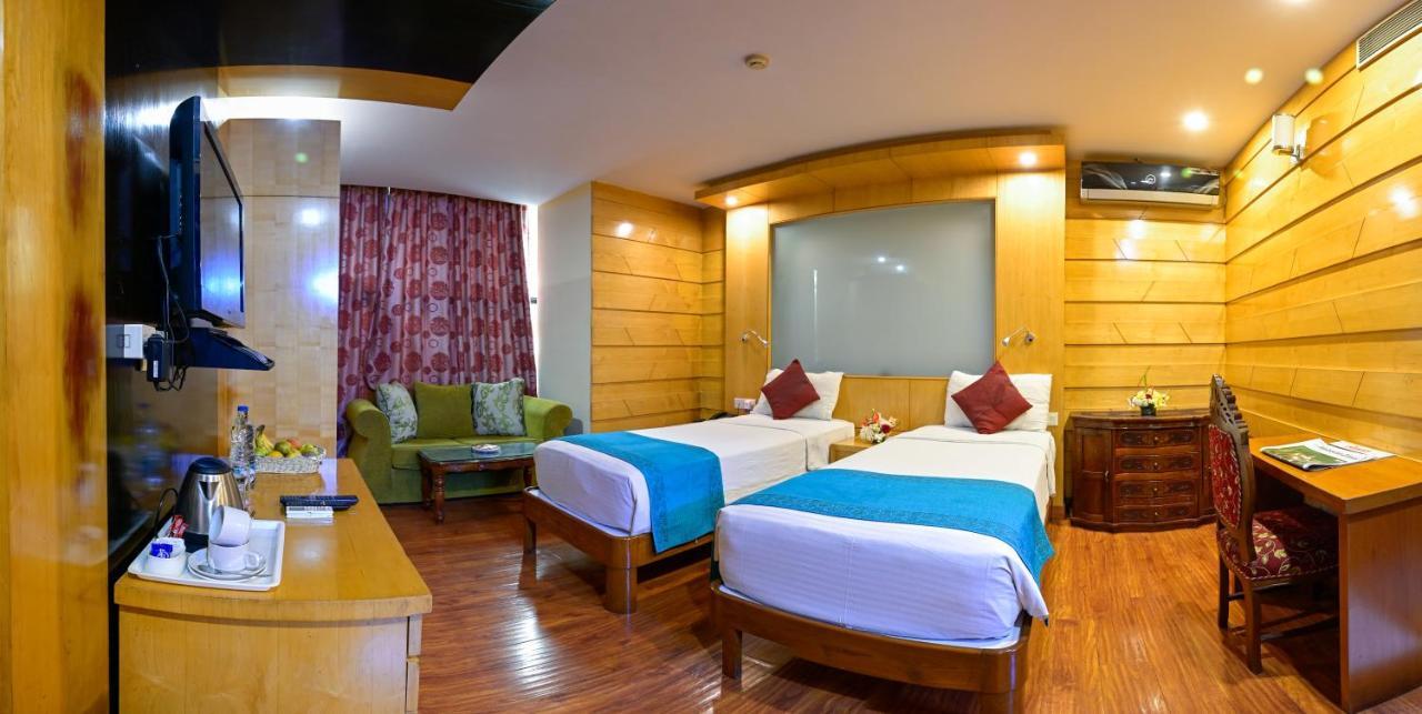 Hotel Emarald, Nowe Delhi Zewnętrze zdjęcie