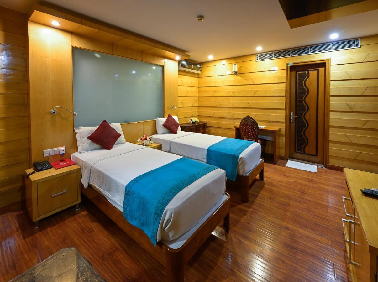 Hotel Emarald, Nowe Delhi Zewnętrze zdjęcie