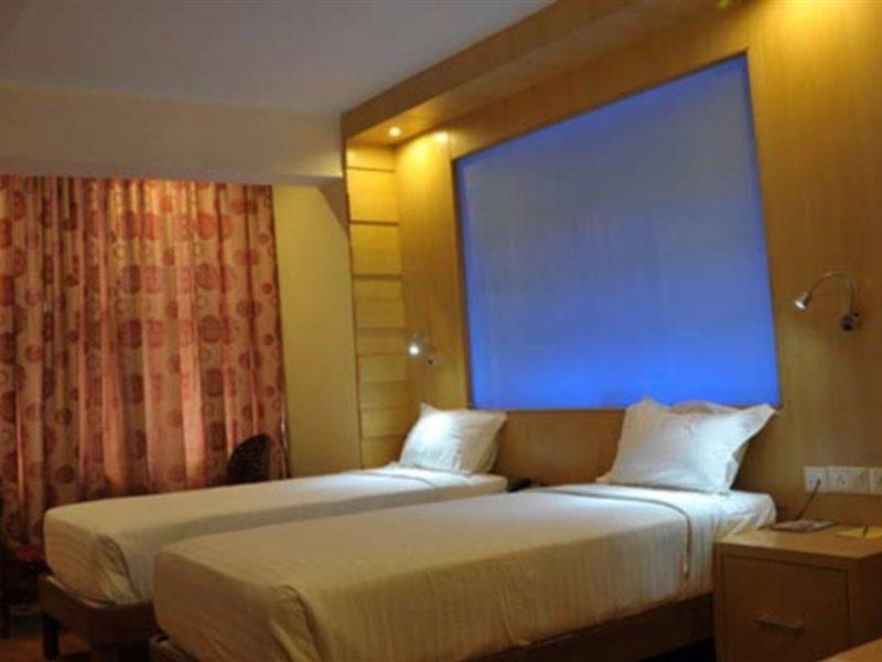 Hotel Emarald, Nowe Delhi Zewnętrze zdjęcie