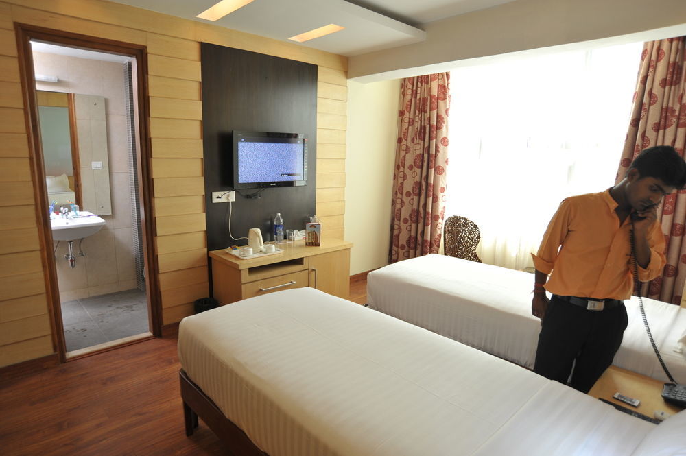 Hotel Emarald, Nowe Delhi Zewnętrze zdjęcie