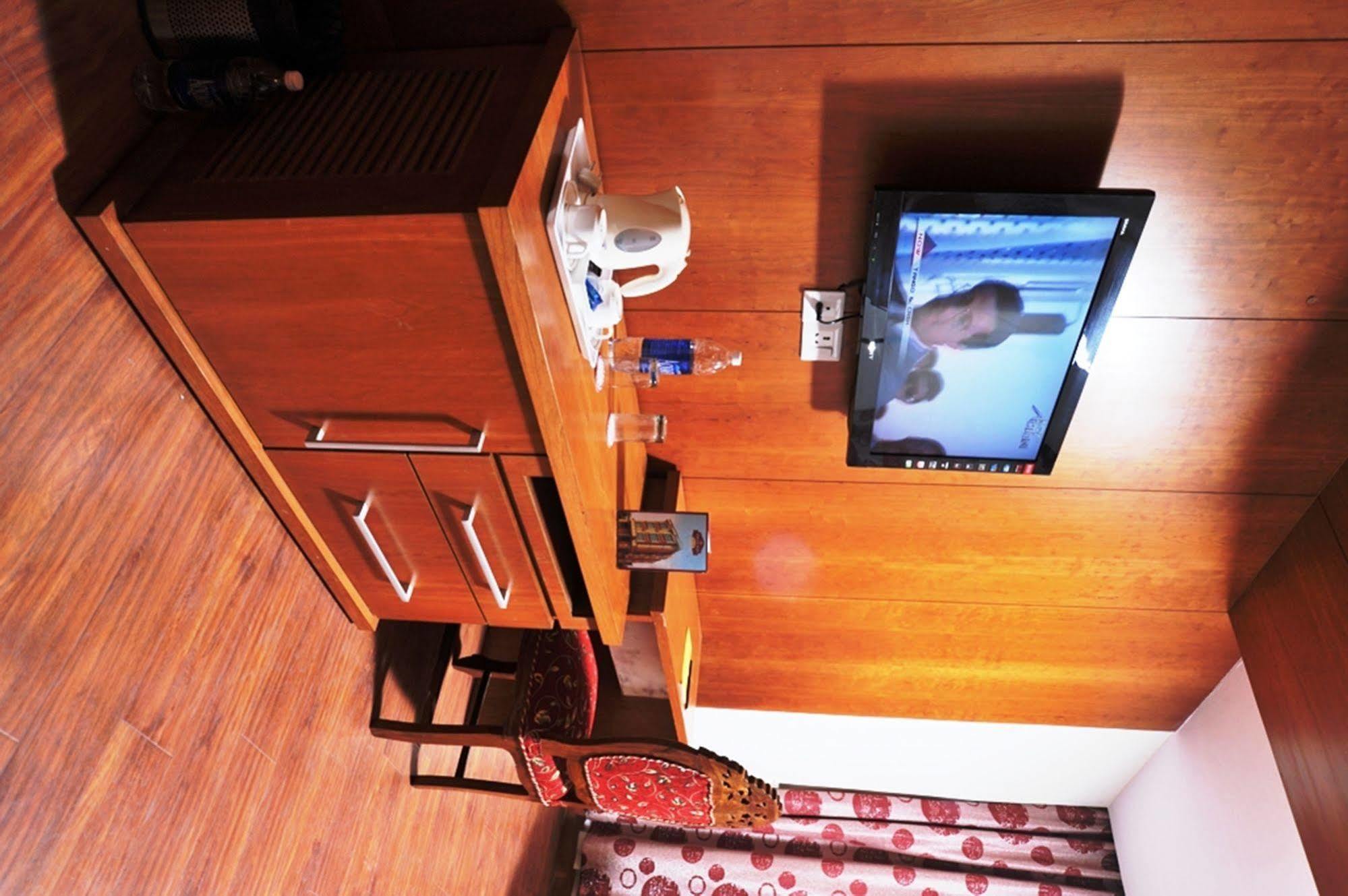 Hotel Emarald, Nowe Delhi Zewnętrze zdjęcie