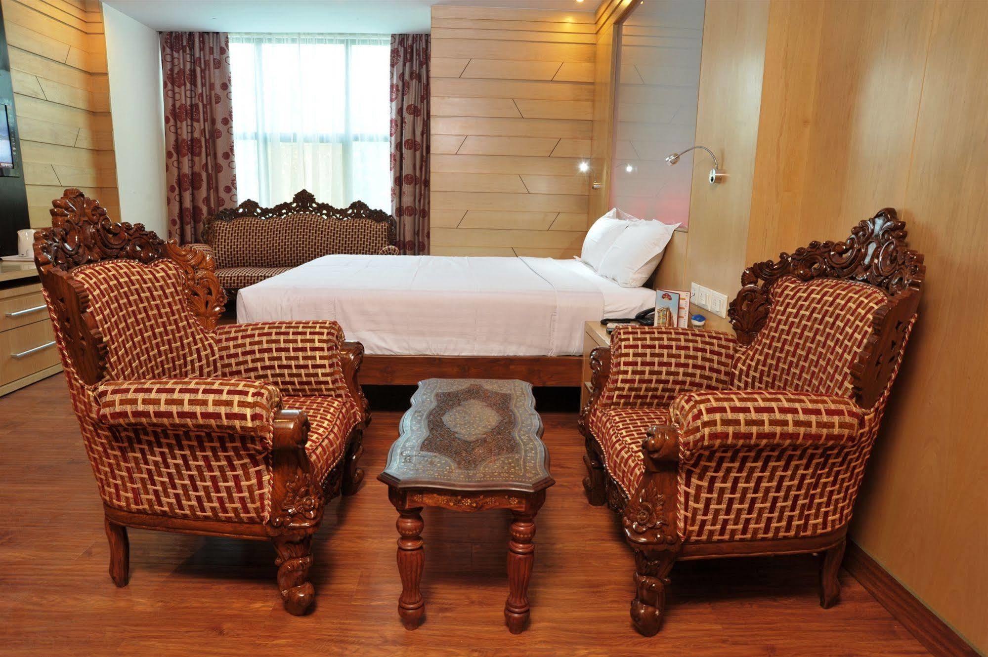 Hotel Emarald, Nowe Delhi Zewnętrze zdjęcie