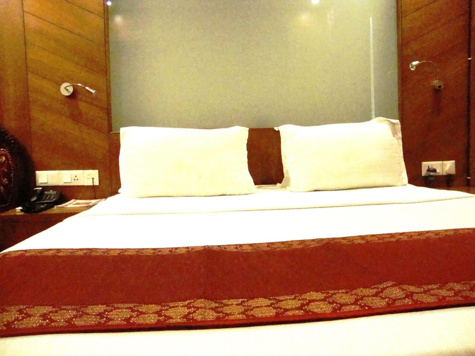 Hotel Emarald, Nowe Delhi Zewnętrze zdjęcie