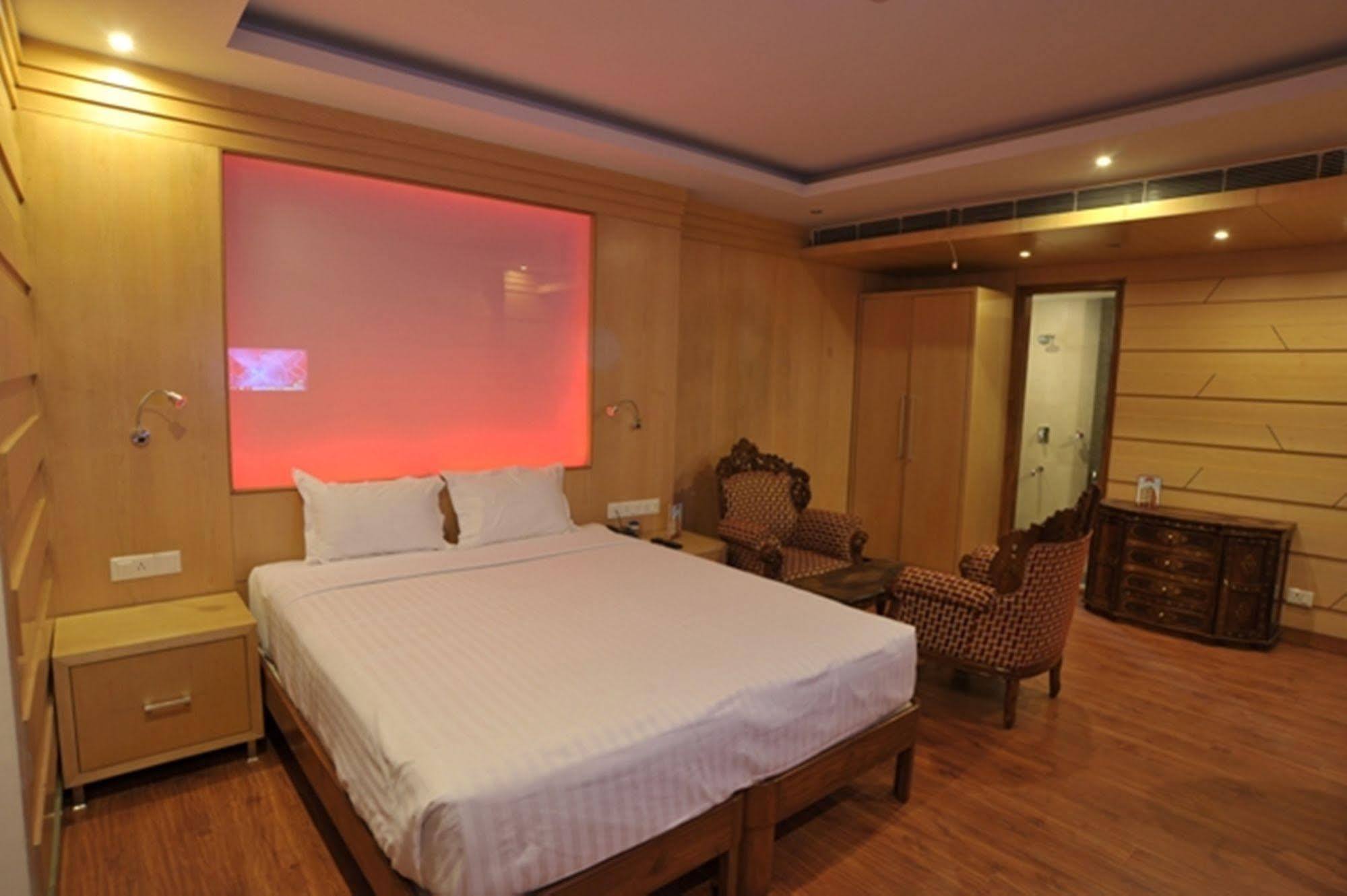 Hotel Emarald, Nowe Delhi Zewnętrze zdjęcie